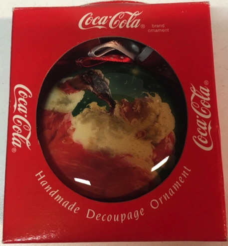 45173-1 € 6,00 coca cola kerstbal plastic afb. kerstman drinkend aan flesje.jpeg